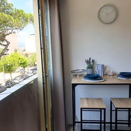 Apartment Palm Escape